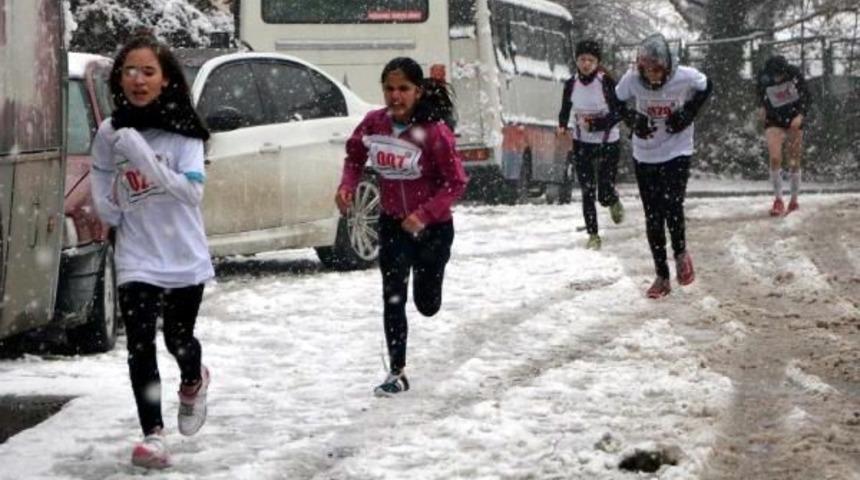 Karab&uuml;k'te Karla Kaplı Parkurda 'atat&uuml;rk Koşusu'