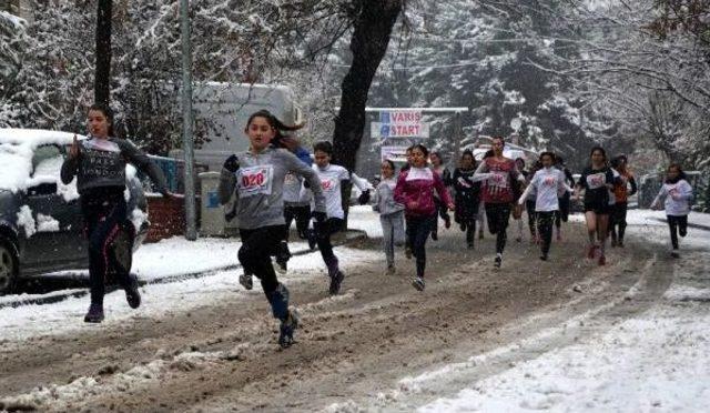 Karabük'te Karla Kaplı Parkurda 'atatürk Koşusu'