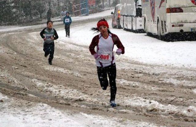 Karabük'te Karla Kaplı Parkurda 'atatürk Koşusu'