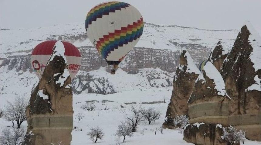 Karlar Altında Kapadokya&rsquo;da Balon Turu