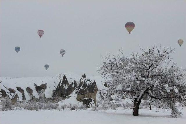 Karlar Altında Kapadokya’da Balon Turu