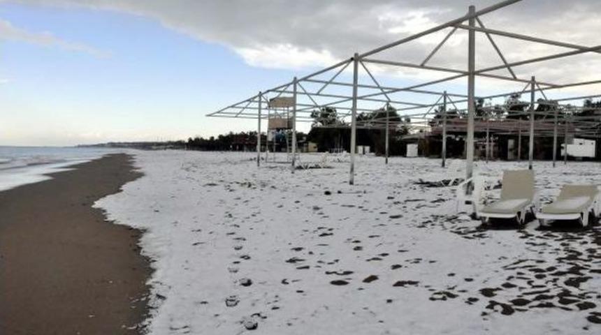 Manavgat'ta Dolu Sahili Beyaza B&uuml;r&uuml;d&uuml;