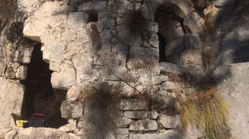 Demre&rsquo;de Ka&ccedil;ak Kazı Yapmaya &Ccedil;alışan 5 Kişi Yakalandı