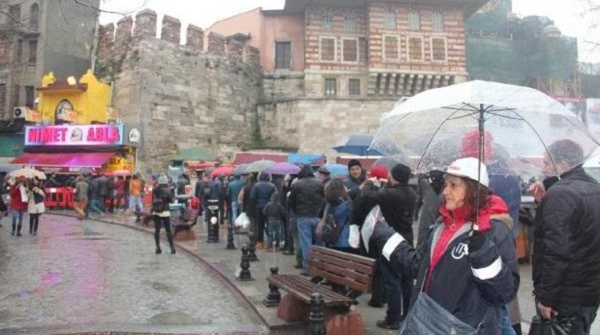 &Ccedil;ekilişe Saatler Kala Milli Piyango Bayileri &Ouml;n&uuml;nde Umut Kuyruğu