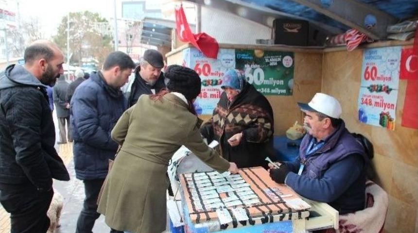 Yılın Son G&uuml;n&uuml;nde En Yoğun İlgi Piyango Biletlerine