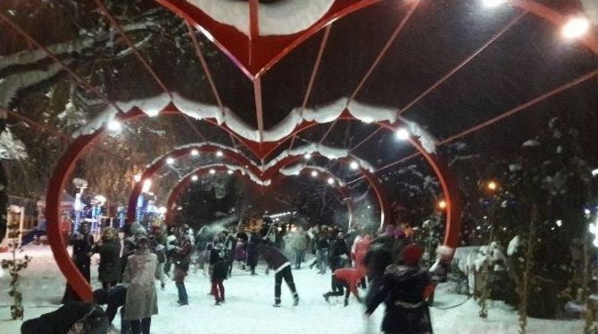 Boz&uuml;y&uuml;kl&uuml; Hanımların Kartopu Savaşı