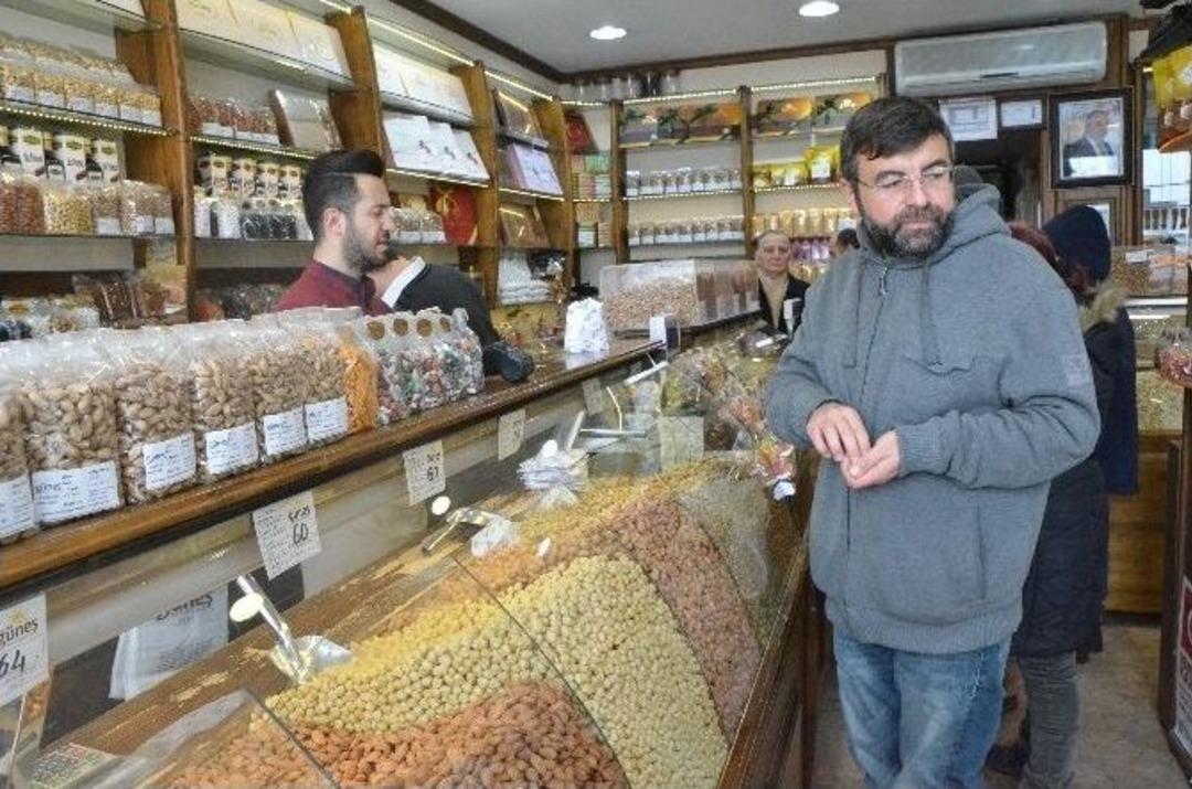 Yılbaşı Alışverişi Esnafın Y&uuml;z&uuml;n&uuml; G&uuml;ld&uuml;rd&uuml;