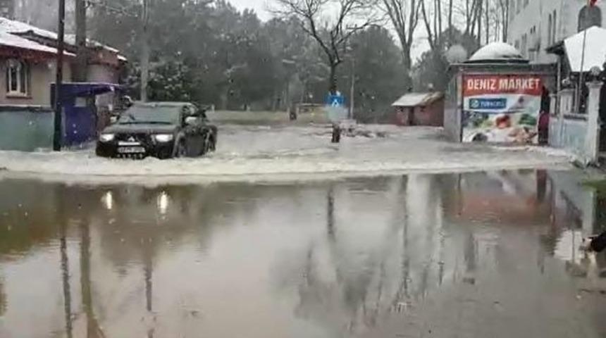 Karasu'da Mahalleyi Su Bastı