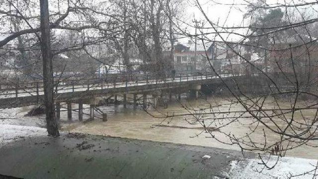 Karasu'da Mahalleyi Su Bastı