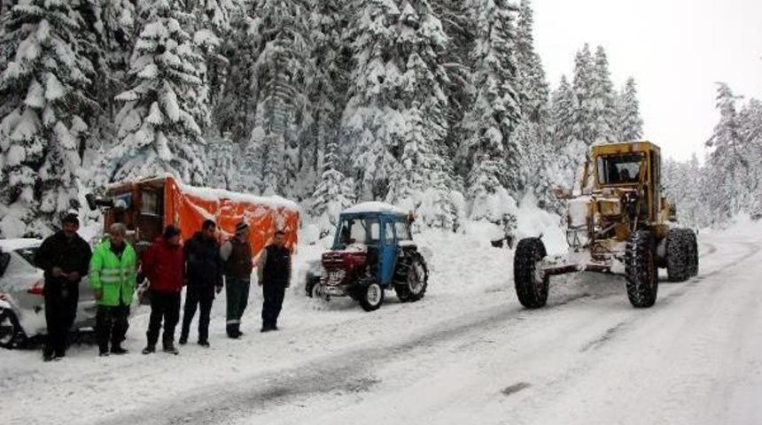 Kartalkaya Yolunda Tatilcilerin Yardımına K&ouml;yl&uuml;ler Koştu