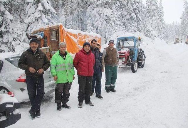 Kartalkaya Yolunda Kalan Araçları Köylüler Kurtarıyor