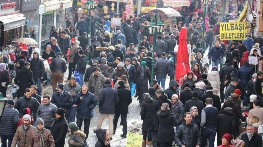 Caddelerde Yılbaşı Hareketliliği