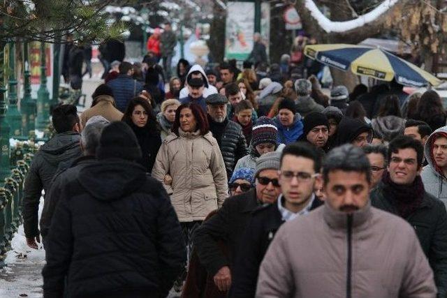 Caddelerde Yılbaşı Hareketliliği