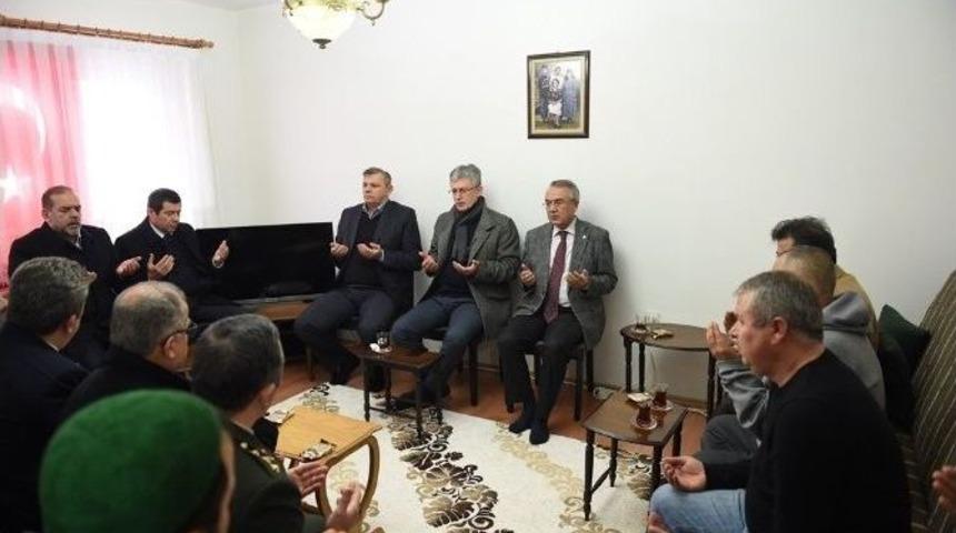 Vali G&uuml;zeloğlu, Şehit Binbaşı&rsquo;nın Ailesini Ziyaret Etti