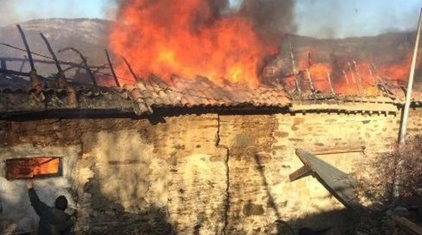 Tarihi Şirince Mahallesi&rsquo;nde Yangın: 1 İtfaiye Eri Yaralandı