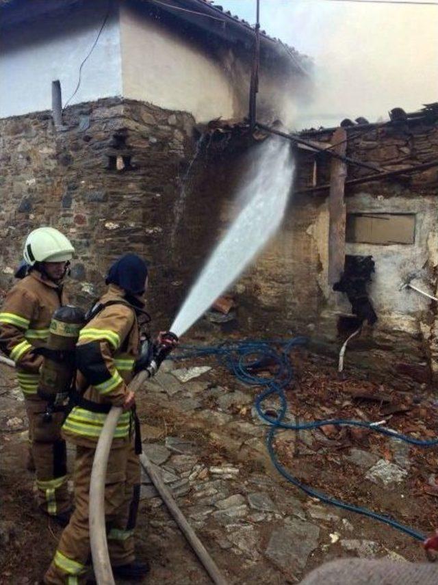 Tarihi Şirince Mahallesi’nde Yangın: 1 İtfaiye Eri Yaralandı