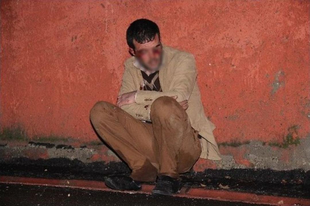 Evini Yakmaya &Ccedil;alışan Sarhoş &ldquo;evini Niye Yakıyorsun&rdquo; Diyen &Ccedil;ocuğu Bı&ccedil;akladı