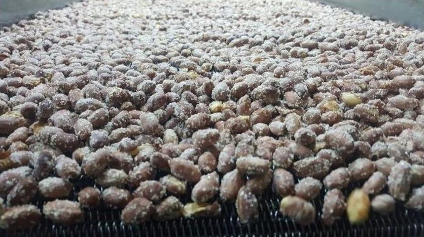 Yeni Yıl İ&ccedil;in Y&uuml;zlerce Kişi Vardiya Yaptı Tonlarca Kuruyemiş Hazırlandı