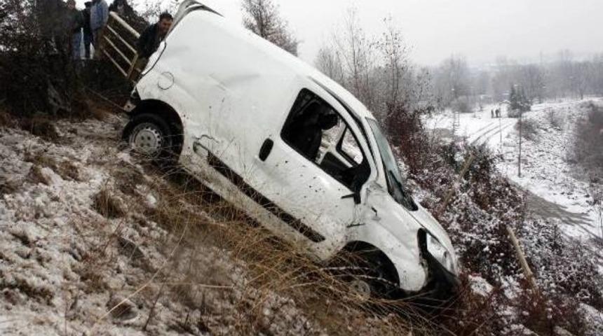 Karab&uuml;k'te Kaza: 4 Yaralı