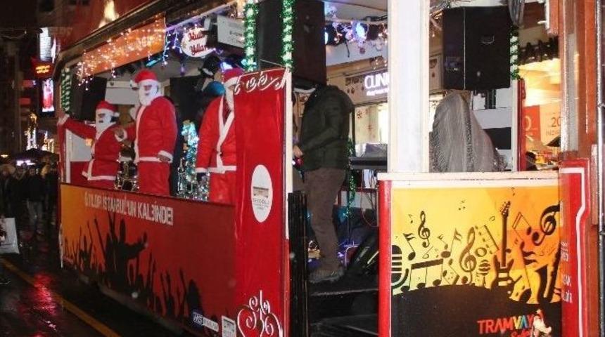 Taksim&rsquo;de Seyyar Orkestraya Yoğun İlgi