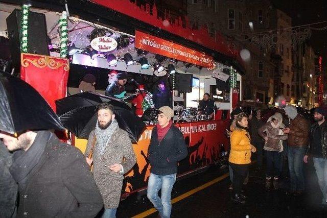 Taksim’de Seyyar Orkestraya Yoğun İlgi