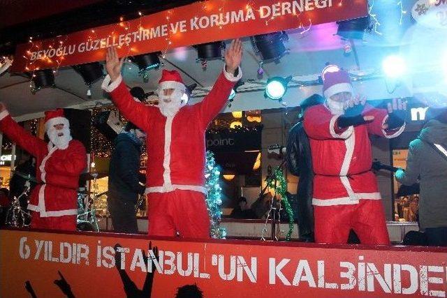 Taksim’de Seyyar Orkestraya Yoğun İlgi