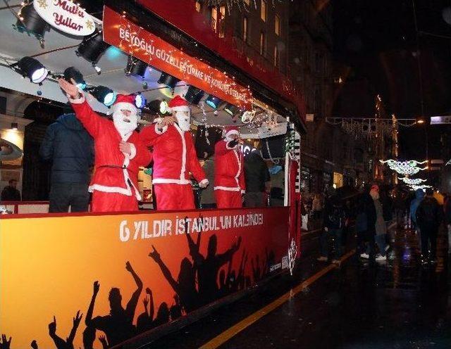 Taksim’de Seyyar Orkestraya Yoğun İlgi