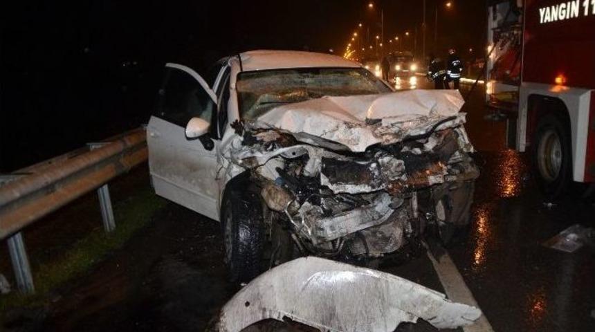 Otomobil Kum Y&uuml;kl&uuml; Kamyona &Ccedil;arptı: 2 Yaralı