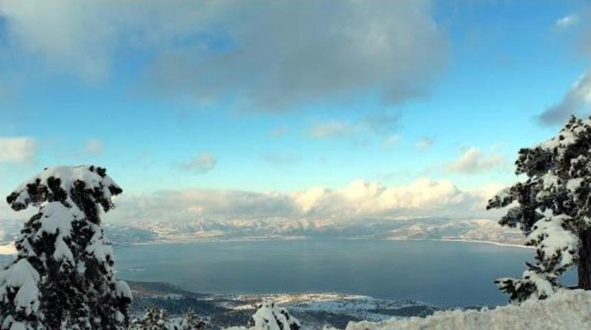 G&ouml;l Manzaralı Salda Kayak Merkezi&rsquo;Nde Sezon A&ccedil;ıldı