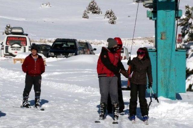 Göl Manzaralı Salda Kayak Merkezi’Nde Sezon Açıldı