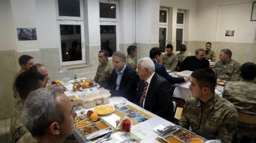 Vali G&uuml;l, Vatani G&ouml;revini Yapan Askerlerin Yeni Yılını Kutladı