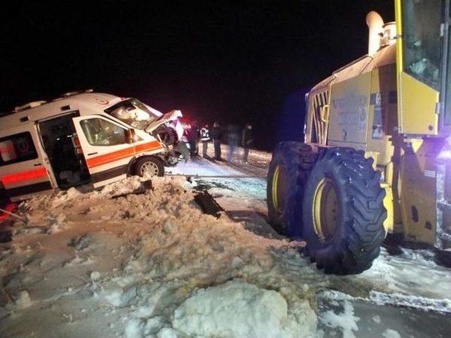 Ambulans, Kar Temizlerken Arızalanan Iş Makinesine Çarptı: 2 Yaralı