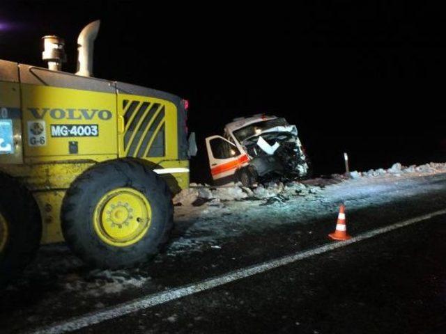 Ambulans, Kar Temizlerken Arızalanan Iş Makinesine Çarptı: 2 Yaralı