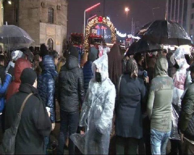 Vali Şahin, Taksim'de Görev Yapan Polisleri Ziyaret Etti