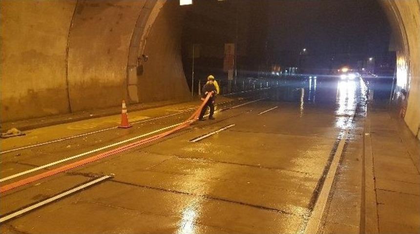 (&ouml;zel Haber) Sarıyer-&ccedil;ayırbaşı T&uuml;neli&rsquo;ni Su Bastı, Yol Trafiğe Kapatıldı