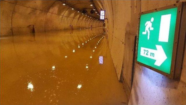 (özel Haber) Sarıyer-çayırbaşı Tüneli’ni Su Bastı, Yol Trafiğe Kapatıldı