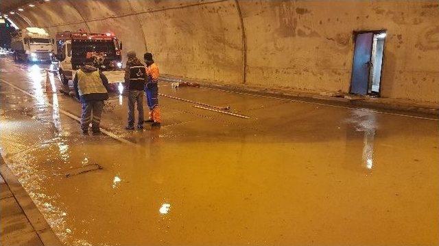 (özel Haber) Sarıyer-çayırbaşı Tüneli’ni Su Bastı, Yol Trafiğe Kapatıldı