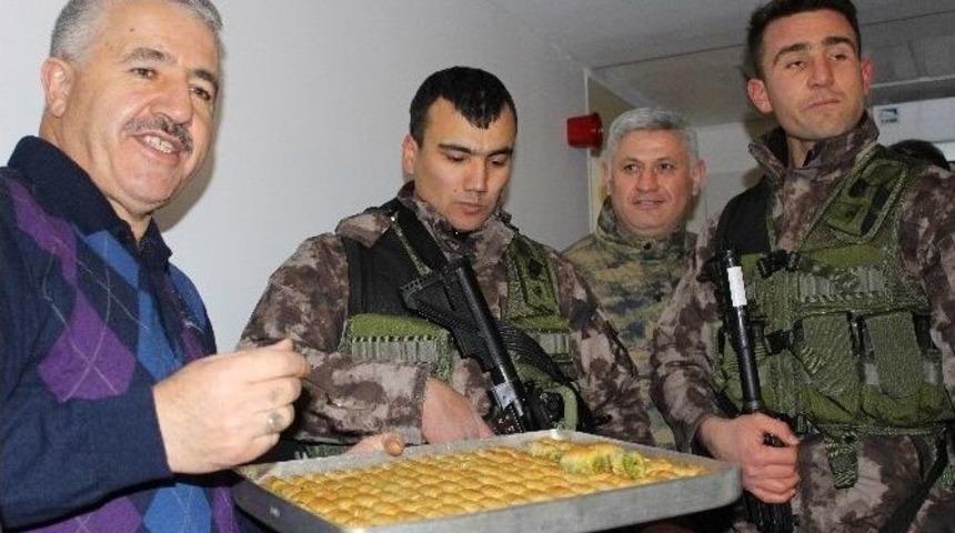 Ulaştırma Bakanı Arslan T&uuml;rksat &Ccedil;alışanlarını Ziyaret Etti