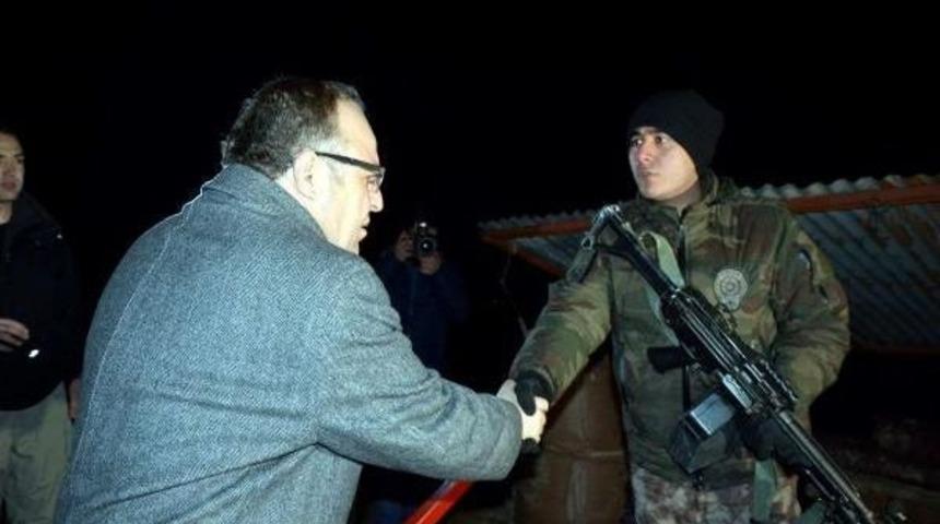 Siirt Valisi Tutulmaz, Yılbaşı Gecesi Mevzideki Asker Ve Polisleri Ziyaret Etti