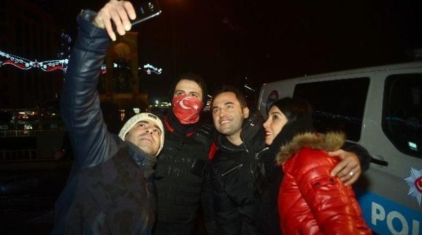 Taksim&rsquo;de Polise Sevgi G&ouml;sterisi