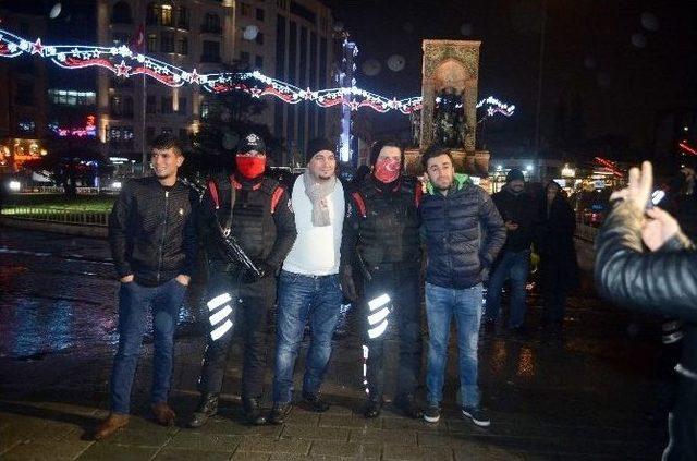 Taksim’de Polise Sevgi Gösterisi