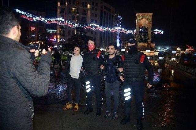 Taksim’de Polise Sevgi Gösterisi