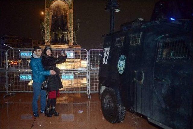 Taksim’de Polise Sevgi Gösterisi