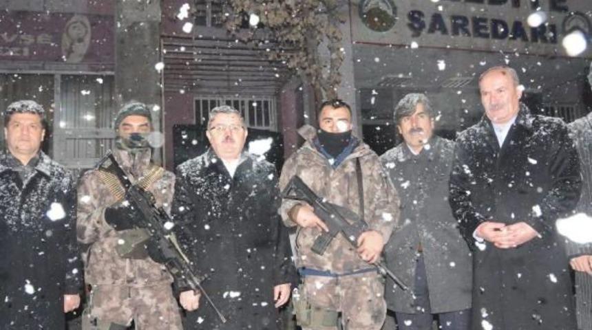 Ak Partili G&uuml;ndoğdu, Yeni Yıla N&ouml;bet Tutan Polislerle Girdi