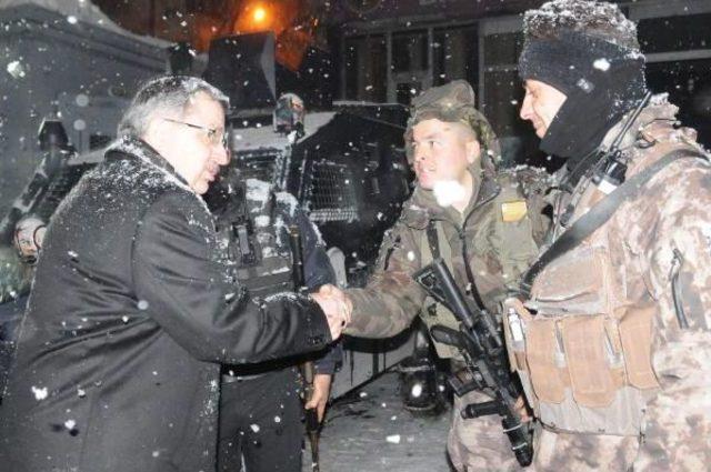 Ak Partili Gündoğdu, Yeni Yıla Nöbet Tutan Polislerle Girdi