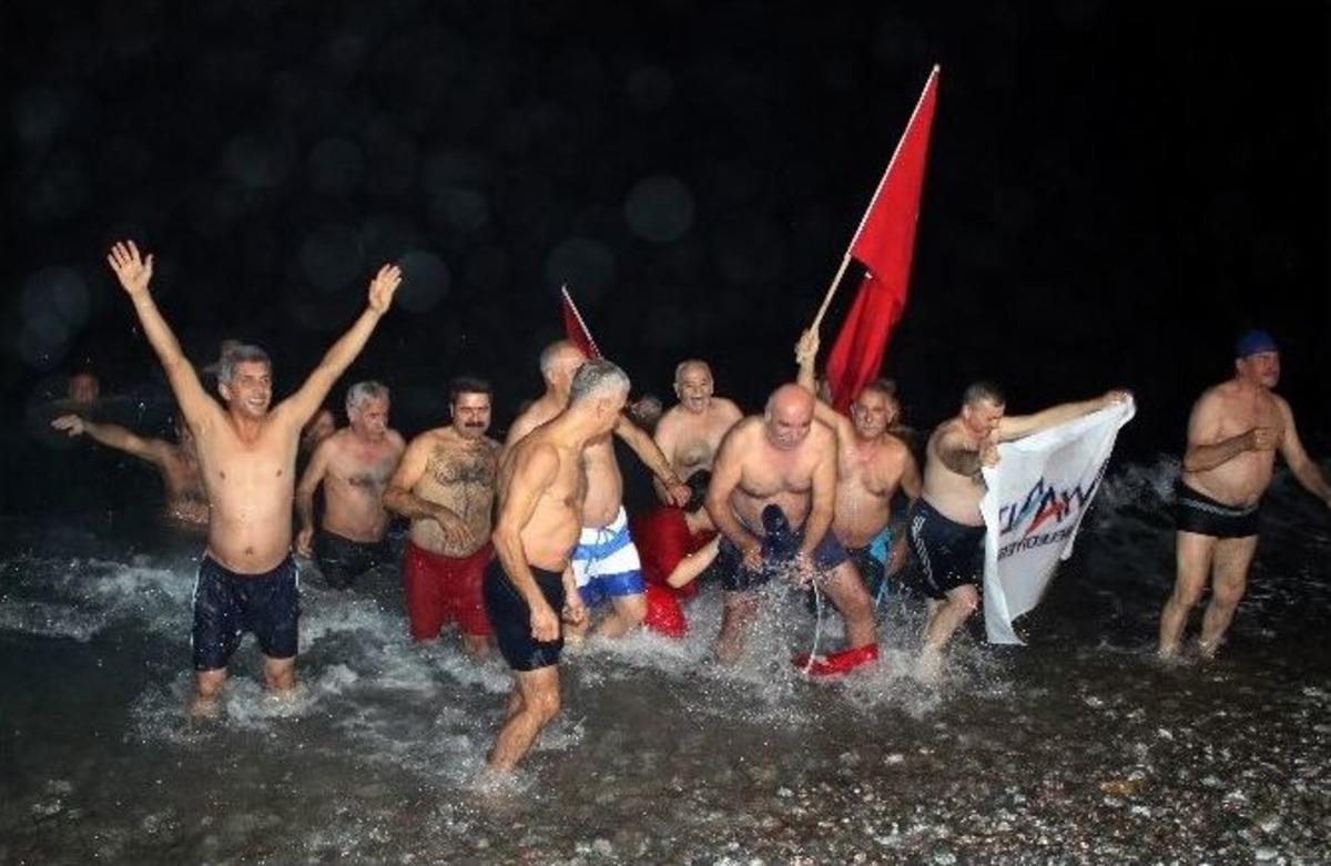 Yeni Yıla Denizde T&uuml;rk Bayrağı A&ccedil;arak Girdiler