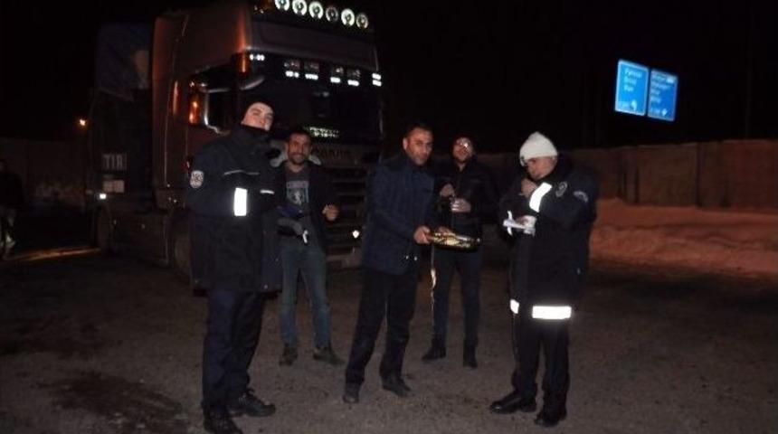 Patnos Gazeteciler Cemiyeti Yılbaşında Polisleri Unutmadı