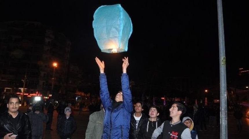 Yeni Yıla Dilek Balonu U&ccedil;ararak Girdiler