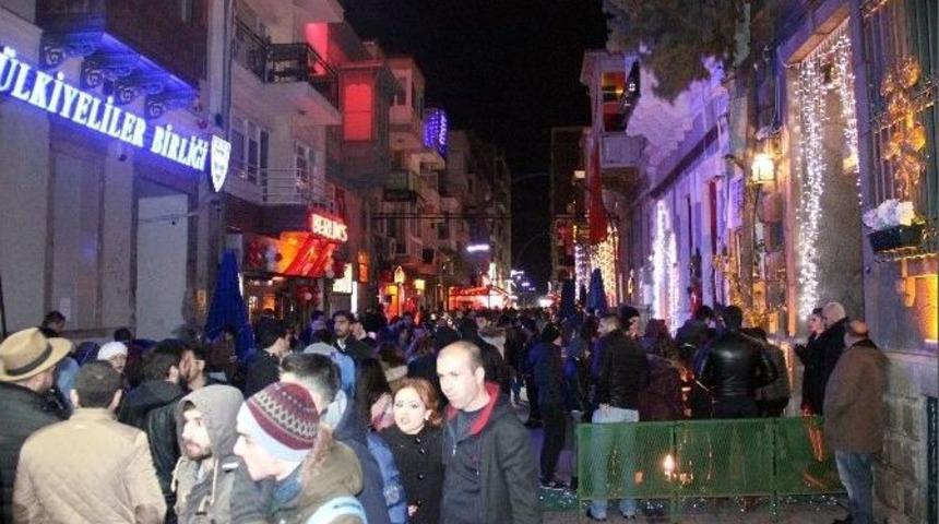 İzmir Yeni Yıla Coşku İ&ccedil;inde Girdi