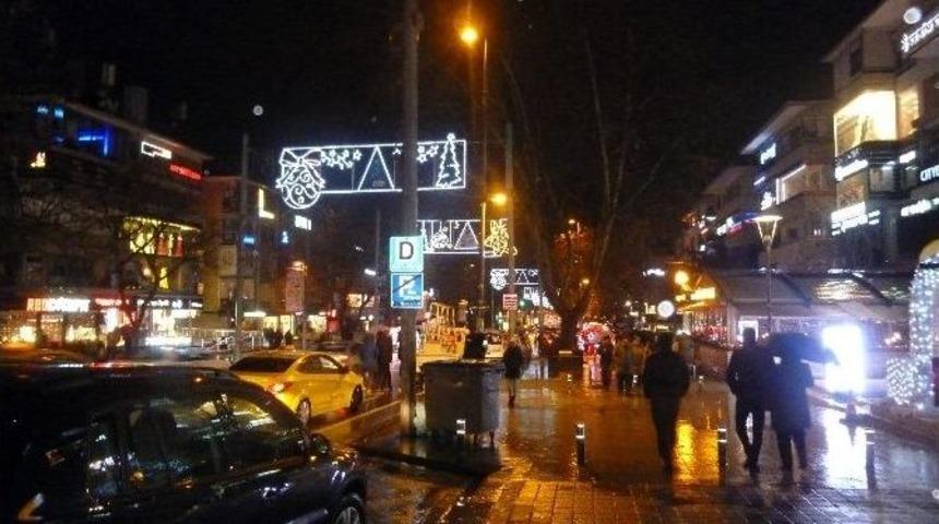 Bağdat Caddesi&rsquo;nde Yeni Yıla Halay &Ccedil;ekerek Girdiler